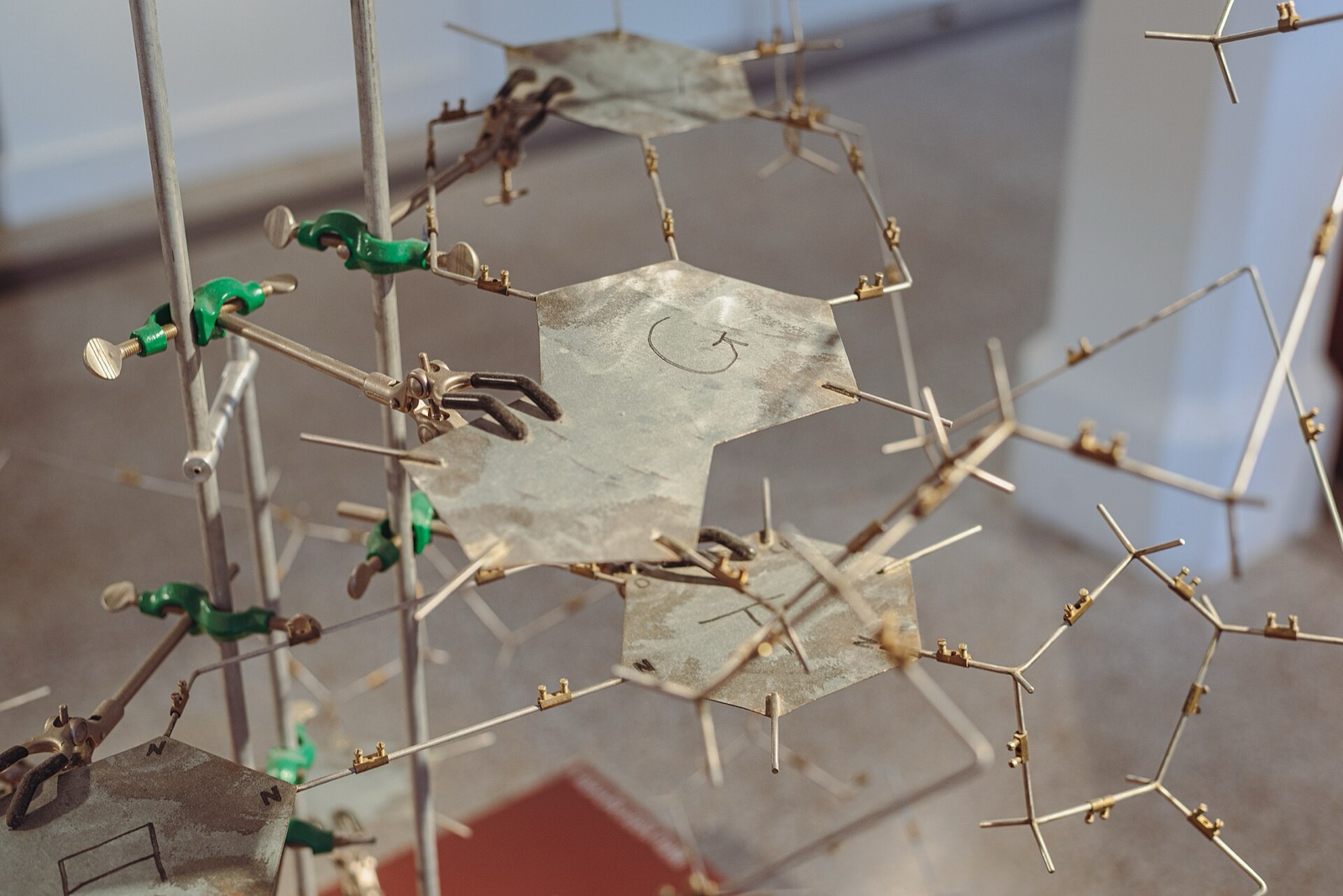 Detalhe de uma réplica do modelo do DNA, com placas e hastes metálicas