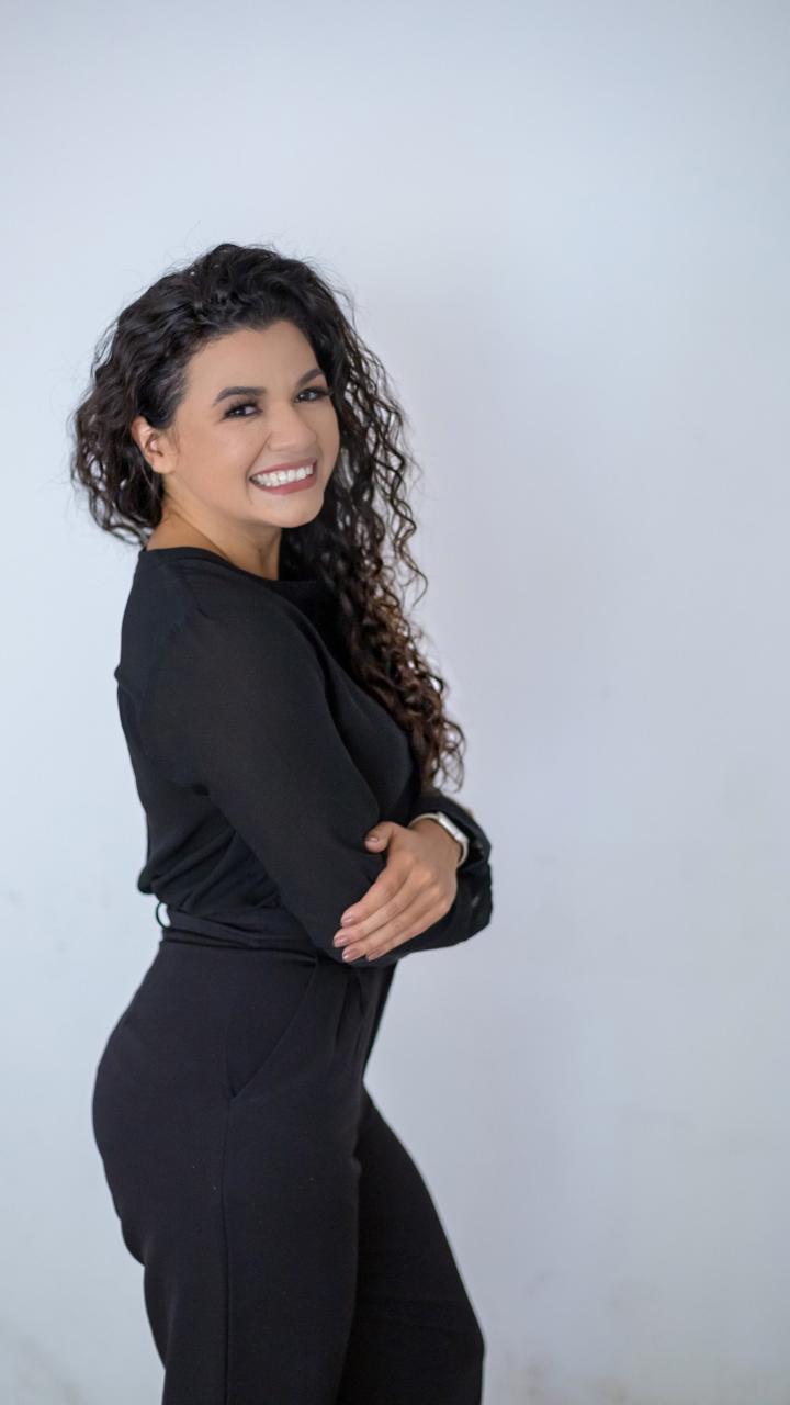 Geisy Fernandes de perfil, sorrindo